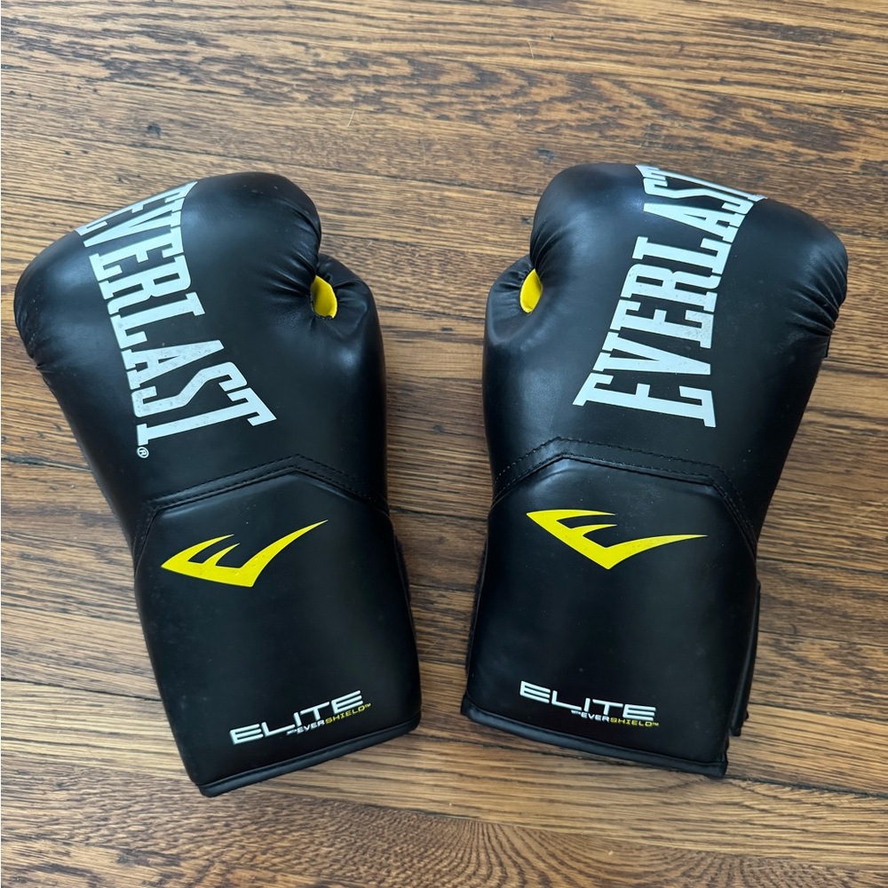 Everlast Pro Style Elite Gloves ideal for sparring, heavy bag & mitt workouts.